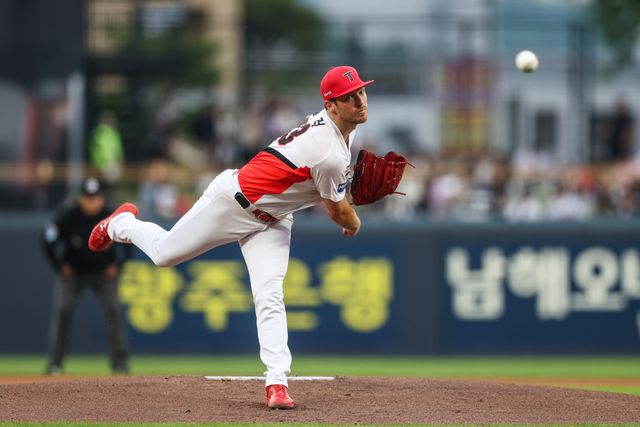 19일 오후 광주-KIA챔피언스필드에서 열린 '2026 신한 SOL KBO리그' LG 트윈스와 KIA 타이거즈의 경기, KIA 선발 아담 올러가 6이닝 4피안타 2사사구 10탈삼진 무실점으로 호투를 펼치며 시즌 5승째를 올렸다. KIA 타이거즈