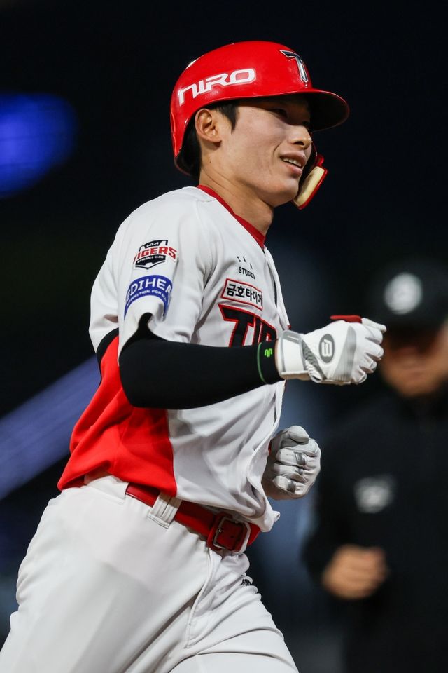 KIA 타이거즈 외야수 김호령이 19일 광주-KIA챔피언스필드에서 열린 2026 신한 SOL KBO리그 LG 트윈스와의 정규시즌 4차전에 7번타자 겸 중견수로 선발 출전했다. 4타수 4안타(3홈런) 4타점 1볼넷 4득점으로 활약하며 팀의 14-0 대승에 크게 기여했다. KIA 타이거즈