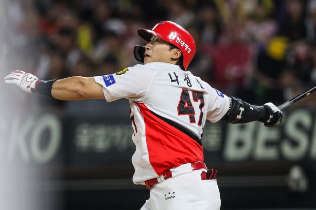 19일 오후 광주-KIA챔피언스필드에서 열린 '2026 신한 SOL KBO리그' LG 트윈스와 KIA 타이거즈의 경기, 5회말 1사 1루 KIA 나성범이 투런 홈런을 치고 있다. KIA 타이거즈