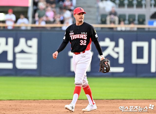 18일 오후 서울 송파구 잠실야구장에서 열린 '2026 신한 SOL Bank KBO리그' KIA 타이거즈와 두산 베어스의 경기, 4회말 2사 KIA 데일이 송구 실책을 한 후 아쉬워하고 있다. 엑스포츠뉴스 DB