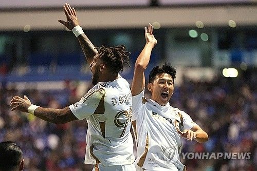 손흥민과 최고의 호흡을 자랑했던 드니 부앙가도 마크 도스 산토스 감독의 전술을 지적하고 나섰다.&nbsp;도스 산토스 감독이 이끄는 LAFC가 지난 18일(한국시간) 미국 테네시주 내슈빌에 있는 제오디스 파크에서 열린 내슈빌과의 2026시즌 메이저리그사커(MLS) 매치데이 14 원정 경기에서 2-3으로 졌다.&nbsp;1-3으로 뒤지던 후반 23분 손흥민이 가까운 쪽 포스트로 킥을 처리했고 부앙가가 발을 갖다 대면서 골문 안으로 빨려 들어갔다.&nbsp;연합뉴스
