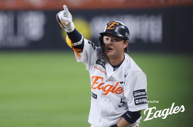 한화 이글스 내야수 이도윤이 19일 대전 한화생명 볼파크에서 열린 2026 신한 SOL KBO리그 롯데 자이언츠와의 팀 간 3차전에서 4회말 역전 적시타를 기록했다. 한화 이글스