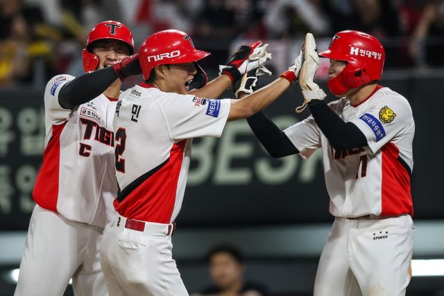19일 오후 광주-KIA챔피언스필드에서 열린 '2026 신한 SOL KBO리그' LG 트윈스와 KIA 타이거즈의 경기, 6회말 2사 2, 3루 KIA 박민이 스리런 홈런을 날린 뒤 동료들과 기쁨을 나누고 있다. KIA 타이거즈