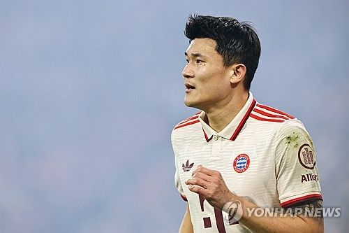 독일을 넘어 유럽 최고 명문 구단 바이에른 뮌헨에 입성한 김민재의 몸값은 어딜 가나 만만치 않은 수준이다.&nbsp; 이탈리아 명문 구단 유벤투스도 김민재의 연봉을 부담스러워 하고 있다.&nbsp; 이적시장 전문 기자 파브리치오 로마노가 지난 1일(한국시간) 김민재가 여러 이탈리아 구단의 관심을 받고 있지만, 반드시 연봉 조정이 필요한 선수라고 전망했다.&nbsp;연합뉴스