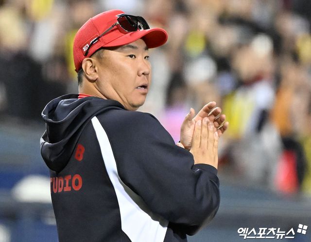 17일 오후 서울 송파구 잠실야구장에서 열린 '2026 신한 SOL Bank KBO리그' KIA 타이거즈와 두산 베어스의 경기, KIA가 두산에 7:3으로 승리하며 632일 만에 8연승을 기록했다. 이날 경기에서 승리한 KIA 이범호 감독이 박수를 치고 있다. 엑스포츠뉴스 DB