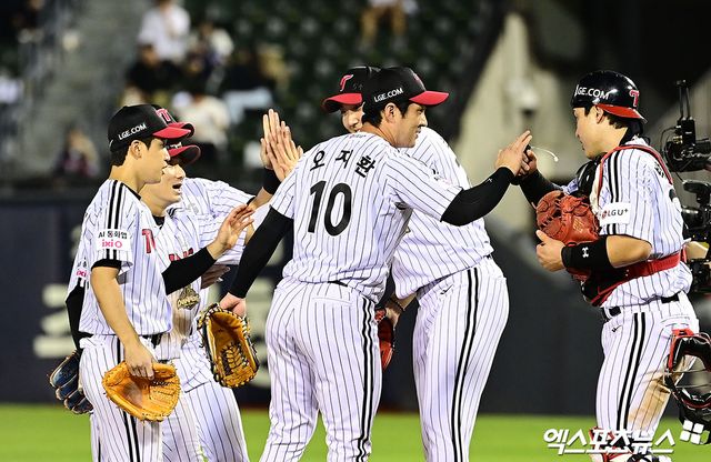 13일 오후 서울 송파구 잠실야구장에서 열린 '2026 신한 SOL Bank KBO리그' 삼성 라이온즈와 LG 트윈스의 경기, LG가 선발투수 톨허스트의 6이닝 1실점 호투와 박해민의 호수비에 힘입어 5:3의 스코어로 승리하며 3연패에서 탈출했다. 경기 종료 후 LG 손주영이 동료들과 승리의 기쁨을 나누고 있다. 엑스포츠뉴스 DB