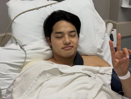 어깨 부상으로 시즌 아웃된 '대전 왕자' 한화 이글스 문동주가 미국에서 성공적으로 수술을 마쳤다. 한화 구단은 20일 '문동주가 금일 미국 LA 켈란-조브클리닉에서 관절와순 봉합술을 받았다. 수술은 성공적으로 완료됐다는 소식이 전해졌고, 이틀 뒤부터 재활 시작할 예정이다'라고 밝혔다. 문동주는 같은 날 자신의 SNS에 '수술은 잘 끝났습니다. 걱정해 주신 모든 분들께 먼저 이 말씀부터 전하고 싶었습니다. 진심으로 감사드립니다'라고 인사한 뒤 '앞으로 긴 재활의 시간이 기다리고 있다는 걸 잘 알고 있습니다. 하루 하루를 성실하게 버텨내서 부상 전보다 더 단단하고 더 나은 선수로 마운드에 서겠습니다'라고 다짐했다. 문동주 SNS