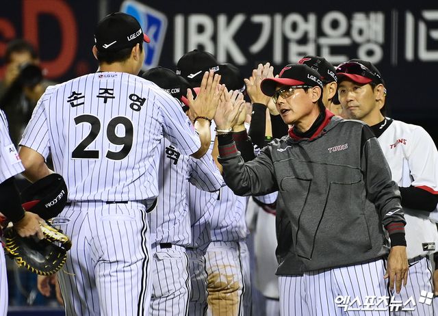 13일 오후 서울 송파구 잠실야구장에서 열린 '2026 신한 SOL Bank KBO리그' 삼성 라이온즈와 LG 트윈스의 경기, LG가 선발투수 톨허스트의 6이닝 1실점 호투와 박해민의 호수비에 힘입어 5:3의 스코어로 승리하며 3연패에서 탈출했다. 경기 종료 후 LG 염경엽 감독이 손주영과 승리의 기쁨을 나누고 있다. 엑스포츠뉴스 DB