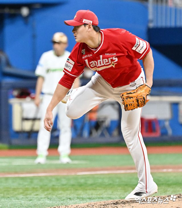 20일 오후 서울 구로구 고척스카이돔에서 열린 '2026 신한 SOL Bank KBO리그' SSG 랜더스와 키움 히어로즈의 경기, 9회말 SSG 조병현이 공을 힘차게 던지고 있다. 고척, 김한준 기자