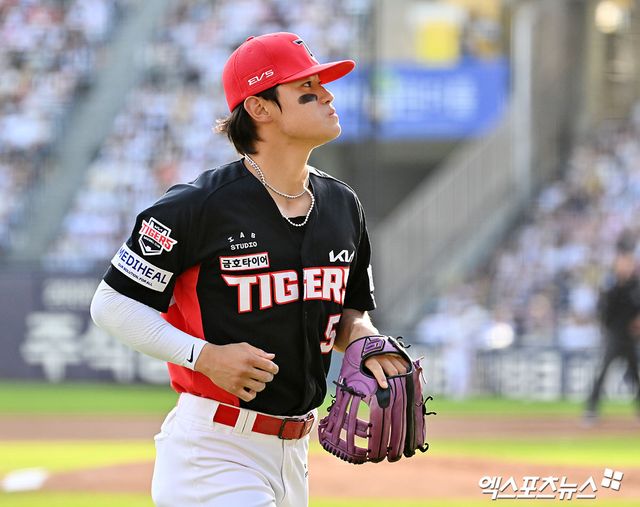 18일 오후 서울 송파구 잠실야구장에서 열린 '2026 신한 SOL Bank KBO리그' KIA 타이거즈와 두산 베어스의 경기, 2회말 수비를 마친 KIA 김도영이 더그아웃으로 향하고 있다. 엑스포츠뉴스 DB