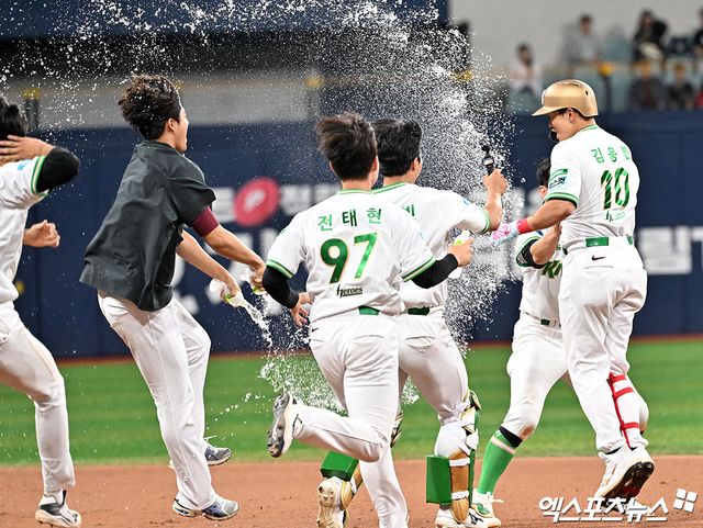 20일 오후 서울 구로구 고척스카이돔에서 열린 '2026 신한 SOL Bank KBO리그' SSG 랜더스와 키움 히어로즈의 경기, 키움이 김웅빈의 끝내기 안타에 힘입어 SSG에 6:5로 승리했다. 9회말 2사 1,2루 키움 김웅빈이 끝내기 안타를 날린 후 기뻐하고 있다. 고척, 김한준 기자