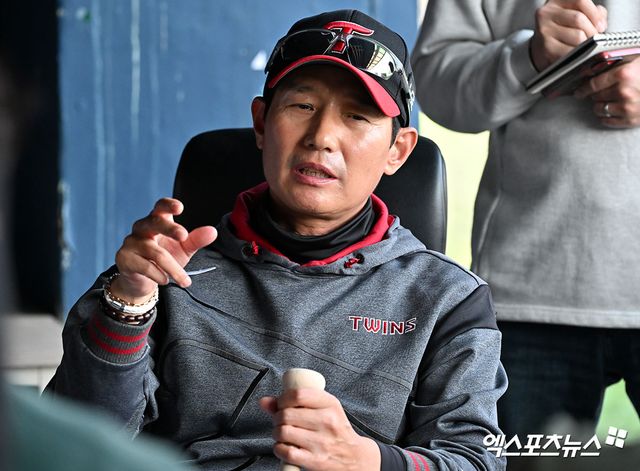 15일 오후 서울 송파구 잠실야구장에서 열리는 '2026 신한 SOL Bank KBO리그' 롯데 자이언츠와 LG 트윈스의 경기, LG 염경엽 감독이 취재진과 대화를 나누고 있다. 엑스포츠뉴스 DB