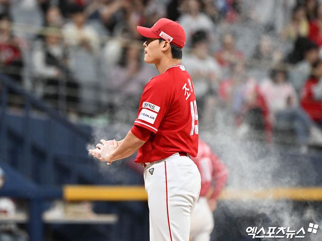 20일 오후 서울 구로구 고척스카이돔에서 열린 '2026 신한 SOL Bank KBO리그' SSG 랜더스와 키움 히어로즈의 경기, 9회말 SSG 조병현이 투구 준비를 하고 있다. 고척, 김한준 기자