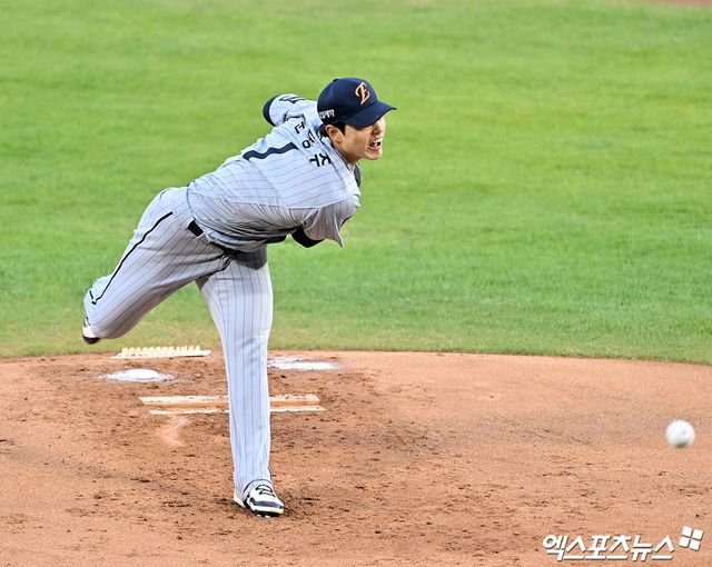어깨 부상으로 시즌 아웃된 '대전 왕자' 한화 이글스 문동주가 미국에서 성공적으로 수술을 마쳤다. 한화 구단은 20일 '문동주가 금일 미국 LA 켈란-조브클리닉에서 관절와순 봉합술을 받았다. 수술은 성공적으로 완료됐다는 소식이 전해졌고, 이틀 뒤부터 재활 시작할 예정이다'라고 밝혔다. 문동주는 같은 날 자신의 SNS에 '긴 재활의 시간이 기다리고 있다는 걸 잘 알고 있습니다. 하루 하루를 성실하게 버텨내서 부상 전보다 더 단단하고 더 나은 선수로 마운드에 서겠습니다'라고 다짐했다. 엑스포츠뉴스DB