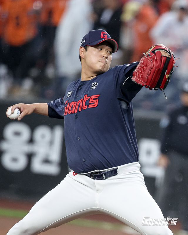 롯데 자이언츠 우완 나균안이 21일 대전 한화생명 볼파크에서 열린 2026 신한 SOL KBO리그 한화 이글스와의 팀 간 4차전에 선발등판, 5이닝 2실점 비자책 호투로 시즌 2승을 수확했다. 사진 롯데 자이언츠