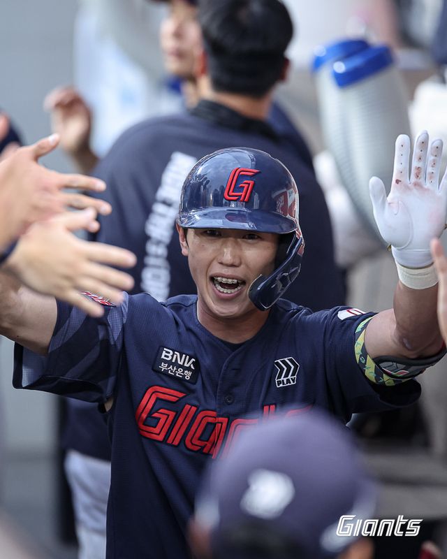 롯데 자이언츠 내야수 전민재가 21일 대전 한화생명 볼파크에서 열린 2026 신한 SOL KBO리그 한화 이글스와의 팀 간 4차전에서 2회초 결승 선제 2점 홈런을 기록, 팀 연승을 이끌었다. 사진 롯데 자이언츠