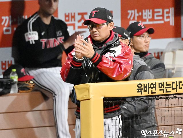 5일 오후 서울 구로구 고척스카이돔에서 열린 '2026 신한 SOL Bank KBO리그' LG 트윈스와 키움 히어로즈의 경기, 1회초 1사 1,3루 LG 염경엽 감독이 박동원의 1타점 희생타때 박수를 치고 있다. 엑스포츠뉴스 DB
