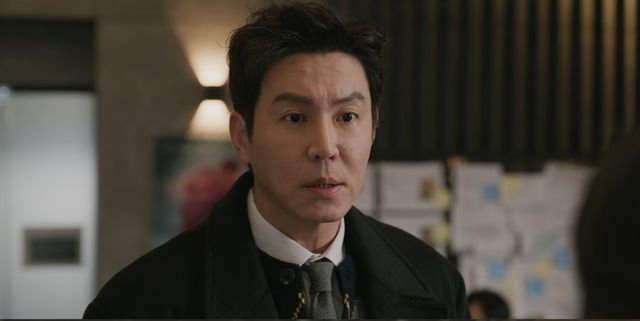 배우 최원영이 '모두가 자신의 무가치함과 싸우고 있다'에서 존재감을 보여줬다.