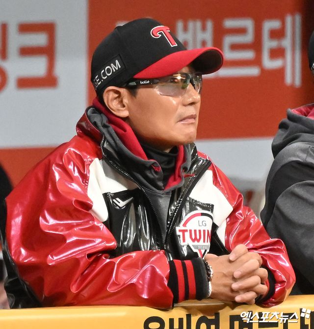 5일 오후 서울 구로구 고척스카이돔에서 열린 '2026 신한 SOL Bank KBO리그' LG 트윈스와 키움 히어로즈의 경기, LG 염경엽 감독이 경기를 지켜보고 있다. 엑스포츠뉴스 DB