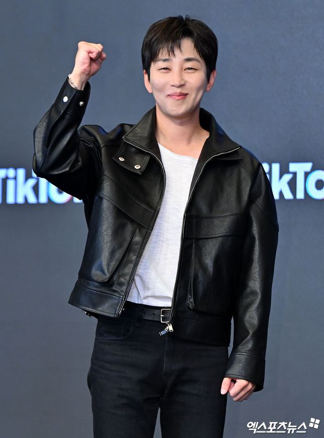 가수 딘딘