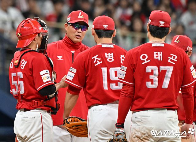 20일 오후 서울 구로구 고척스카이돔에서 열린 '2026 신한 SOL Bank KBO리그' SSG 랜더스와 키움 히어로즈의 경기, 9회말 무사 1루 SSG 이숭용 감독이 마운드를 방문해 조병현과 대화를 나누고 있다. 엑스포츠뉴스 DB