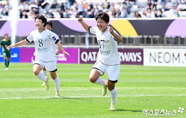 북한 내고향여자축구단이 23일 수원종합운동장에서 열린 2025-2026시즌 아시아축구연맹(AFC) 여자 챔피언스리그(AWCL) 결승전에서 일본 도쿄 베르디를 맞아 전반 선제골을 넣은 뒤 환호하고 있다. 내고향은 이날 1-0으로 이기면서 전신인 AFC 여자 클럽 챔피언십을 포함해 이 대회에서 북한 팀으로는 처음으로 정상에 올랐다. 수원, 박지영 기자