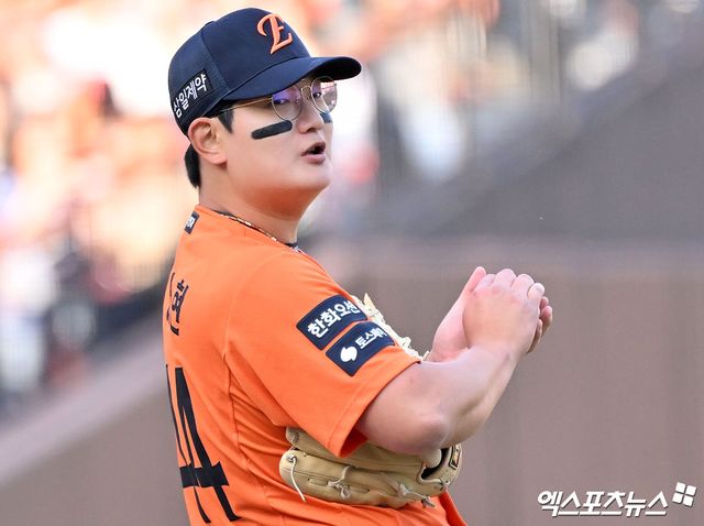 28일 오후 대전 한화생명 볼파크에서 열린 '2026 신한 SOL Bank KBO리그' 키움 히어로즈와 한화 이글스의 개막전 경기, 9회초 2사 한화 김서현이 사구를 허용한 후 아쉬워하고 있다. 엑스포츠뉴스 DB