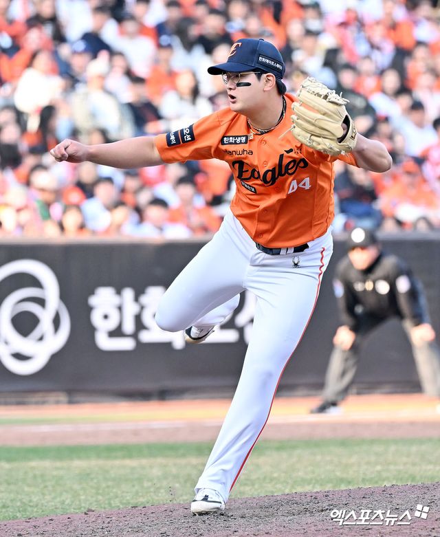 28일 오후 대전 한화생명 볼파크에서 열린 '2026 신한 SOL Bank KBO리그' 키움 히어로즈와 한화 이글스의 개막전 경기, 9회초 한화 김서현이 공을 힘차게 던지고 있다. 엑스포츠뉴스 DB