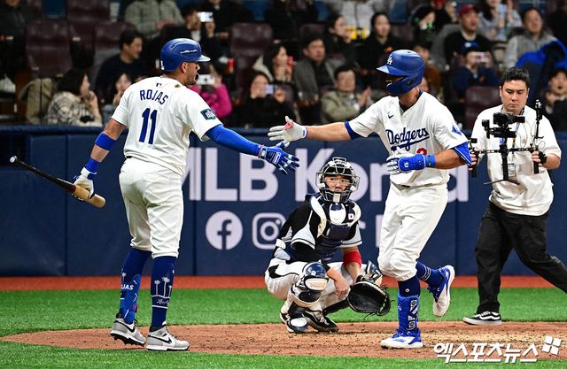 18일 오후 서울 구로구 고척스카이돔에서 열린 '메이저리그 월드투어 서울시리즈 2024' 스페셜 매치 팀 코리아와 LA 다저스의 경기, LA 다저스 크리스 테일러가 7회말 선두타자로 나와 솔로홈런을 친 뒤 기뻐하고 있다. 엑스포츠뉴스 DB