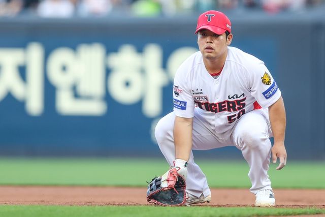 KIA 타이거즈 내야수 박상준이 22일 광주-KIA챔피언스필드에서 열린 2026 신한 SOL KBO리그 SSG 랜더스와의 정규시즌 3차전을 소화하다가 부상을 당했다. 마지막 타석에서 스윙을 하다가 몸 상태에 이상을 느꼈고, 병원 검진 결과 왼쪽 내복사근 부분 손상 진단을 받았다. KIA는 23일 SSG전을 앞두고 박상준을 1군 엔트리에서 제외하면서 내야수 오선우를 1군에 콜업했다. KIA 타이거즈