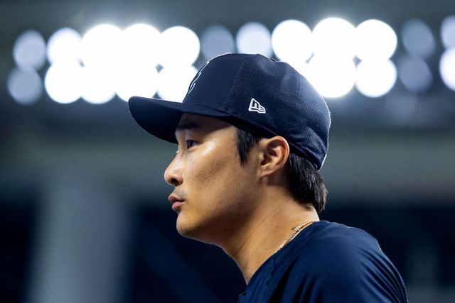 애틀랜타 브레이브스 내야수 김하성은 23일(한국시간) 미국 조지아주 애틀랜타의 트루이스트파크에서 열린 워싱턴 내셔널스와의 2026 미국 메이저리그(MLB) 홈 경기에서 8번 타자 유격수로 선발 출전해 5타수 1안타 1타점 1득점을 기록했다. 시즌 타율도 0.129(31타수 4안타)로 끌어올렸다. 이날 김하성은 경기 초반 2023시즌 내셔널리그 골든글러브 수상자다운 안정적인 수비를 펼치며 미국 현지 중계진으로부터 칭찬을 받았다. 이후 7회말 절묘한 번트 안타로 타점을 올리면서 또다시 칭찬을 받았다. 연합뉴스
