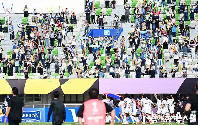 북한 내고향여자축구단 23일 오후 수원종합운동장에서 열린 2025-2026시즌 아시아축구연맹(AFC) 여자 챔피언스리그(AWCL) 결승전에서 일본 도쿄 베르디에 1-0으로 이긴 뒤 시상식에서 북한 국기인 인공기를 펼쳐든 채 우승 세리머니를 하고 있다. 내고향은 전신인 AFC 여자 클럽 챔피언십을 포함해 이 대회에서 북한 팀으로는 처음으로 정상에 올랐다. 수원, 박지영 기자