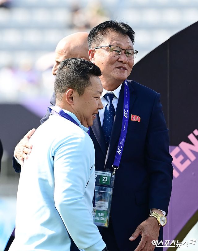 북한 내고향여자축구단 23일 오후 수원종합운동장에서 열린 2025-2026시즌 아시아축구연맹(AFC) 여자 챔피언스리그(AWCL) 결승전에서 일본 도쿄 베르디에 1-0으로 이긴 뒤 시상식에서 리유일 감독이 구단 임원으로 보이는 사람에게 격려를 받고 있다. 내고향은 전신인 AFC 여자 클럽 챔피언십을 포함해 이 대회에서 북한 팀으로는 처음으로 정상에 올랐다. 수원, 박지영 기자