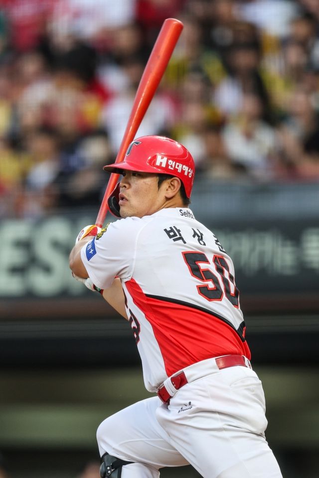 KIA 타이거즈 내야수 박상준이 22일 광주-KIA챔피언스필드에서 열린 2026 신한 SOL KBO리그 SSG 랜더스와의 정규시즌 3차전을 소화하다가 부상을 당했다. 마지막 타석에서 스윙을 하다가 몸 상태에 이상을 느꼈고, 병원 검진 결과 왼쪽 내복사근 부분 손상 진단을 받았다. KIA는 23일 SSG전을 앞두고 박상준을 1군 엔트리에서 제외하면서 내야수 오선우를 1군에 콜업했다. KIA 타이거즈