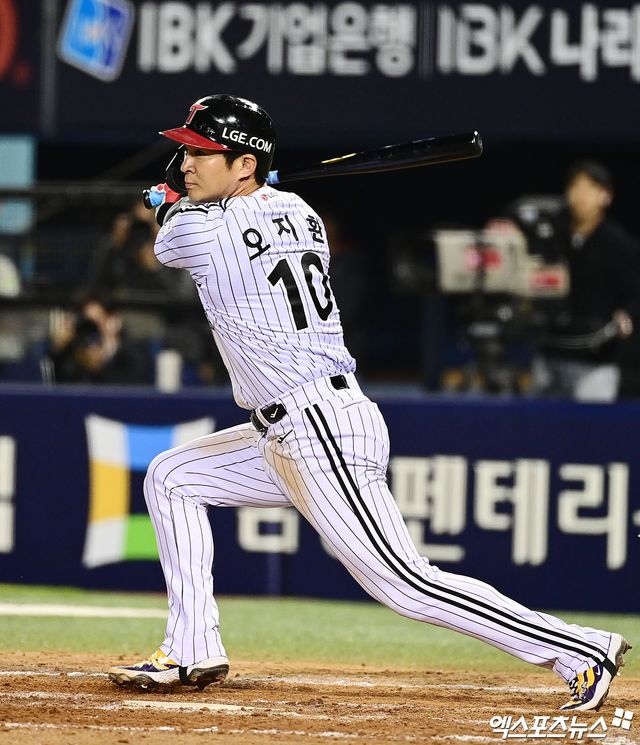 LG 트윈스 베테랑 내야수 오지환이 23일 서울 잠실야구장에서 열리는 2026 신한 SOL KBO리그 키움 히어로즈와의 팀 간 5차전에 4번타자 겸 유격수로 선발 라인업에 이름을 올렸다. 사진 엑스포츠뉴스 DB