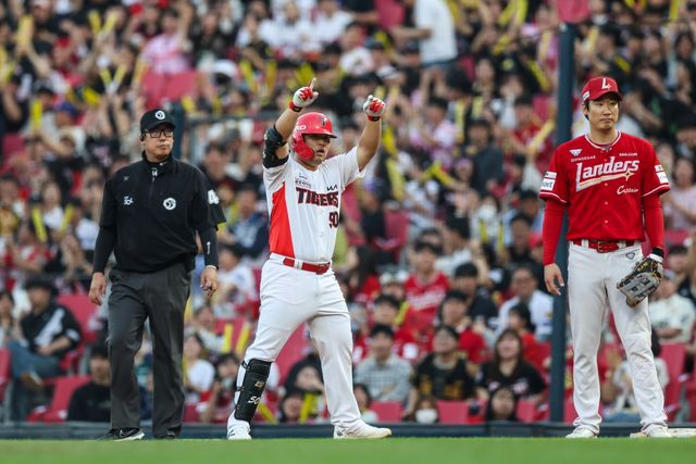 KIA 타이거즈 내야수 박상준이 22일 광주-KIA챔피언스필드에서 열린 2026 신한 SOL KBO리그 SSG 랜더스와의 정규시즌 3차전을 소화하다가 부상을 당했다. 마지막 타석에서 스윙을 하다가 몸 상태에 이상을 느꼈고, 병원 검진 결과 왼쪽 내복사근 부분 손상 진단을 받았다. KIA는 23일 SSG전을 앞두고 박상준을 1군 엔트리에서 제외하면서 내야수 오선우를 1군에 콜업했다. KIA 타이거즈