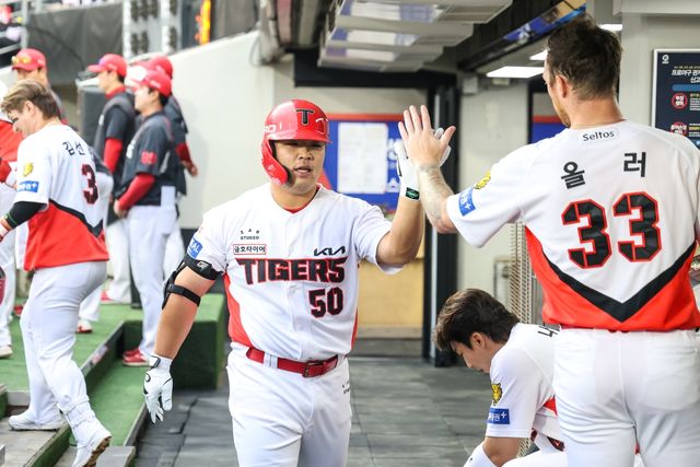 KIA 타이거즈 내야수 박상준이 22일 광주-KIA챔피언스필드에서 열린 2026 신한 SOL KBO리그 SSG 랜더스와의 정규시즌 3차전을 소화하다가 부상을 당했다. 마지막 타석에서 스윙을 하다가 몸 상태에 이상을 느꼈고, 병원 검진 결과 왼쪽 내복사근 부분 손상 진단을 받았다. KIA는 23일 SSG전을 앞두고 박상준을 1군 엔트리에서 제외하면서 내야수 오선우를 1군에 콜업했다. KIA 타이거즈