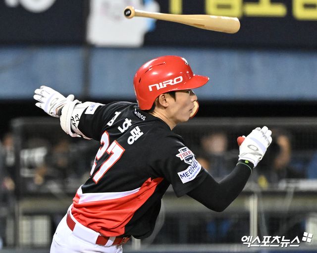 17일 오후 서울 송파구 잠실야구장에서 열린 '2026 신한 SOL Bank KBO리그' KIA 타이거즈와 두산 베어스의 경기, 5회초 1사 KIA 김호령이 좌중간 안타를 날리고 있다. 엑스포츠뉴스 DB