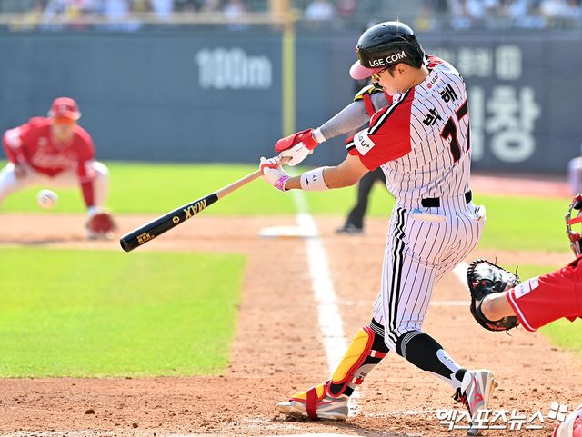 12일 오후 서울 송파구 잠실야구장에서 열린 '2026 신한 SOL Bank KBO리그' SSG 랜더스와 LG 트윈스의 경기, 5회말 1사 1,3루 LG 박해민이 1타점 적시타를 날리고 있다. 엑스포츠뉴스 DB