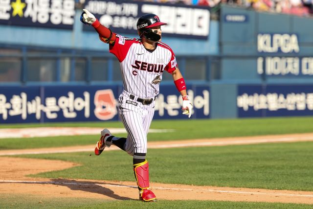24일 오후 서울 잠실야구장에서 열린 '2026 신한 SOL KBO리그' 키움 히어로즈와 LG 트윈스의 경기, LG가 9회말 박해민의 끝내기 스리런 홈런에 힘입어 6:4로 승리하며 위닝시리즈(3연전 가운데 최소 2승)를 달성했다. LG 트윈스