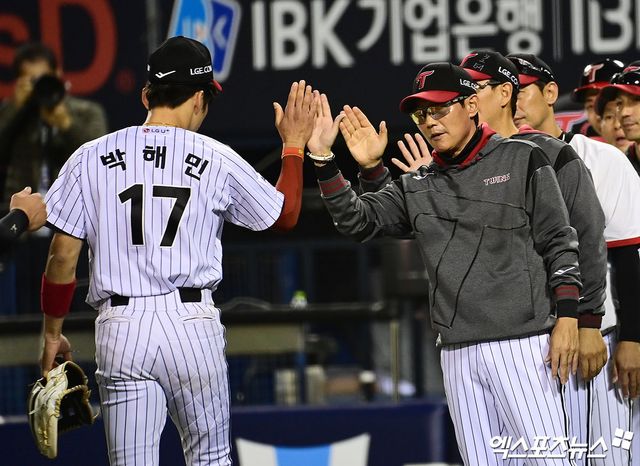 13일 오후 서울 송파구 잠실야구장에서 열린 '2026 신한 SOL Bank KBO리그' 삼성 라이온즈와 LG 트윈스의 경기, LG가 선발투수 톨허스트의 6이닝 1실점 호투와 박해민의 호수비에 힘입어 5:3의 스코어로 승리하며 3연패에서 탈출했다. 경기 종료 후 LG 염경엽 감독이 박해민과 승리의 기쁨을 나누고 있다. 엑스포츠뉴스 DB