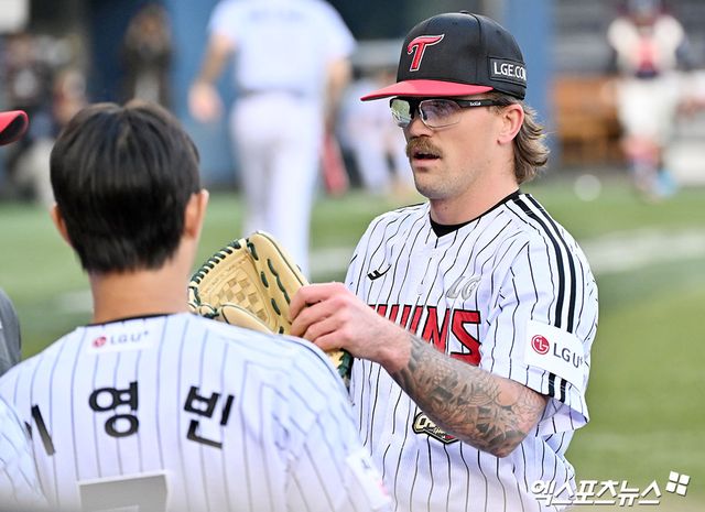 15일 오후 서울 송파구 잠실야구장에서 열린 '2026 신한 SOL Bank KBO리그' 롯데 자이언츠와 LG 트윈스의 경기, 1회초 수비를 마친 LG 웰스가 더그아웃으로 향하고 있다. 엑스포츠뉴스 DB