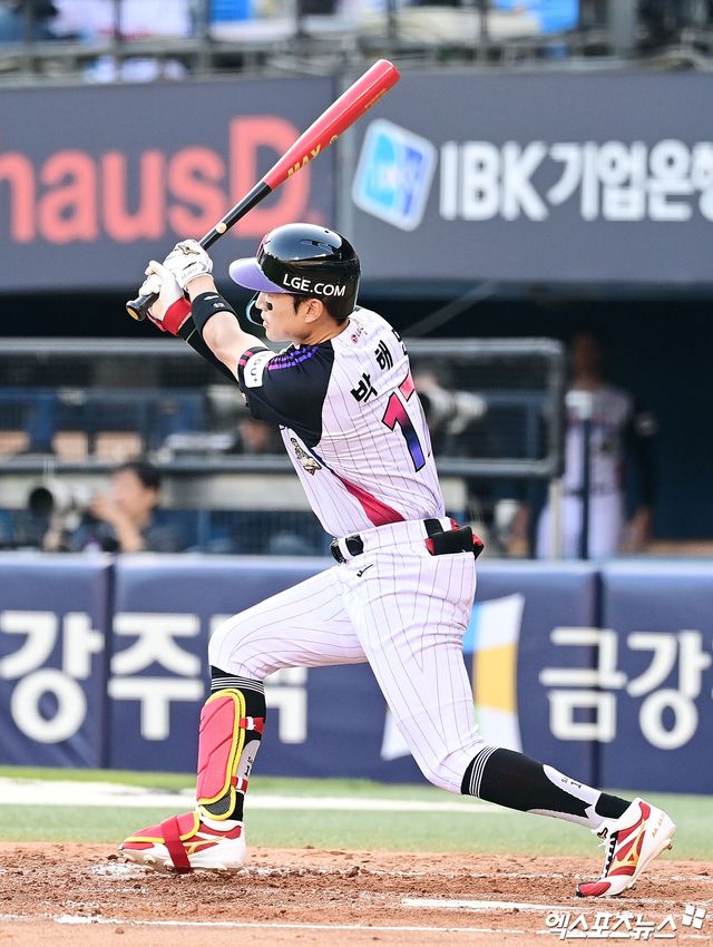 1일 오후 서울 송파구 잠실야구장에서 열린 '2026 신한 SOL Bank KBO리그' NC 다이노스와 LG 트윈스의 경기, 4회말 LG 선두타자 박해민이 안타를 때려내고 있다. 엑스포츠뉴스 DB
