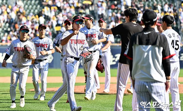 23일 오후 서울 송파구 잠실야구장에서 열린 '2026 신한 SOL Bank KBO리그' 키움 히어로즈와 LG 트윈스의 경기, LG가 3회에만 4점을 뽑아내며 키움에 5:2 역전승을 거뒀다. 이날 경기에서 승리한 LG 선수들이 기뻐하고 있다. 엑스포츠뉴스 DB
