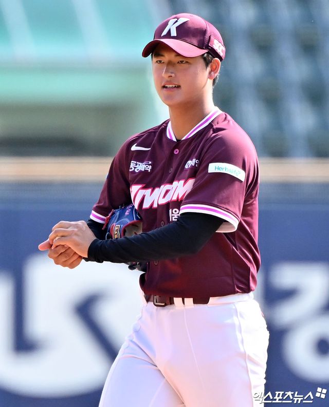 23일 오후 서울 송파구 잠실야구장에서 열린 '2026 신한 SOL Bank KBO리그' 키움 히어로즈와 LG 트윈스의 시범경기, 7회말 키움 박준현이 공을 힘차게 던지고 있다. 엑스포츠뉴스 DB