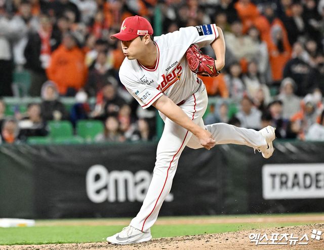 7일 오후 인천SSG랜더스필드에서 열린 '2026 신한 SOL Bank KBO리그' 한화 이글스와 SSG 랜더스의 경기, 7회초 SSG 전영준이 공을 힘차게 던지고 있다. 엑스포츠뉴스 DB