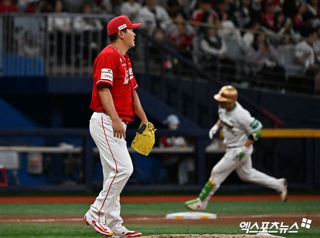 20일 오후 서울 구로구 고척스카이돔에서 열린 '2026 신한 SOL Bank KBO리그' SSG 랜더스와 키움 히어로즈의 경기, 8회말 2사 1루 SSG 노경은이 키움 김건희에게 투런 홈런을 허용한 후 아쉬워하고 있다. 엑스포츠뉴스 DB