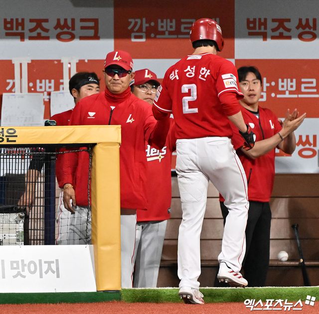 20일 오후 서울 구로구 고척스카이돔에서 열린 '2026 신한 SOL Bank KBO리그' SSG 랜더스와 키움 히어로즈의 경기, 5회초 2사 2루 SSG 박성한이 정준재의 1타점 3루타때 득점에 성공하고 있다. 엑스포츠뉴스 DB