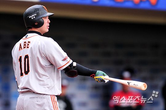 일본프로야구(NPB)를 대표하는 스타 출신 지도자인 아베 신노스케 요미우리 자이언츠 감독이 현행범으로 체포되는 사건이 발생했다. 아베 감독은 이날 도쿄 시부야 자택에서 18세 딸에게 폭행을 가한 혐의로 경찰에 체포됐으며, 사건은 아동상담소를 통한 신고로 드러났다. 'TV아사히(ANN)'는 '오후 7시15분쯤 18세 딸로부터 부모에게 학대를 당했다. 아버지에게 폭행을 당했다는 상담이 접수됐고, 이를 받은 아동상담소가 110번 신고를 했다'고 했다. 아베 감독은 두 딸의 싸움을 말리다가 이런 일을 저지른 것으로 드러났다. 아베 감독도 혐의를 인정하는 중이다. 사진 엑스포츠뉴스 DB