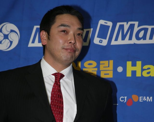 일본프로야구(NPB)를 대표하는 스타 출신 지도자인 아베 신노스케 요미우리 자이언츠 감독이 현행범으로 체포되는 사건이 발생했다. 아베 감독은 이날 도쿄 시부야 자택에서 18세 딸에게 폭행을 가한 혐의로 경찰에 체포됐으며, 사건은 아동상담소를 통한 신고로 드러났다. 'TV아사히(ANN)'는 '오후 7시15분쯤 18세 딸로부터 부모에게 학대를 당했다. 아버지에게 폭행을 당했다는 상담이 접수됐고, 이를 받은 아동상담소가 110번 신고를 했다'고 했다. 아베 감독은 두 딸의 싸움을 말리다가 이런 일을 저지른 것으로 드러났다. 아베 감독도 혐의를 인정하는 중이다. 사진 연합뉴스